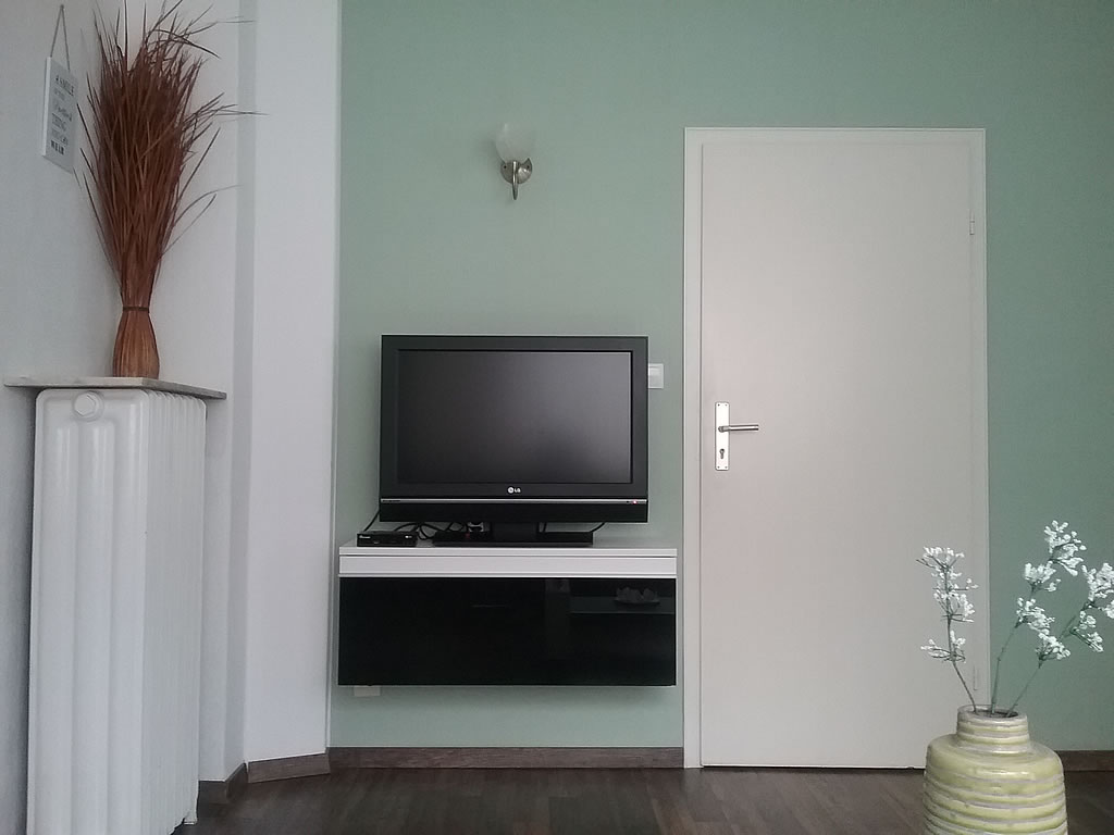 Appartmentzimmer TV Ecke